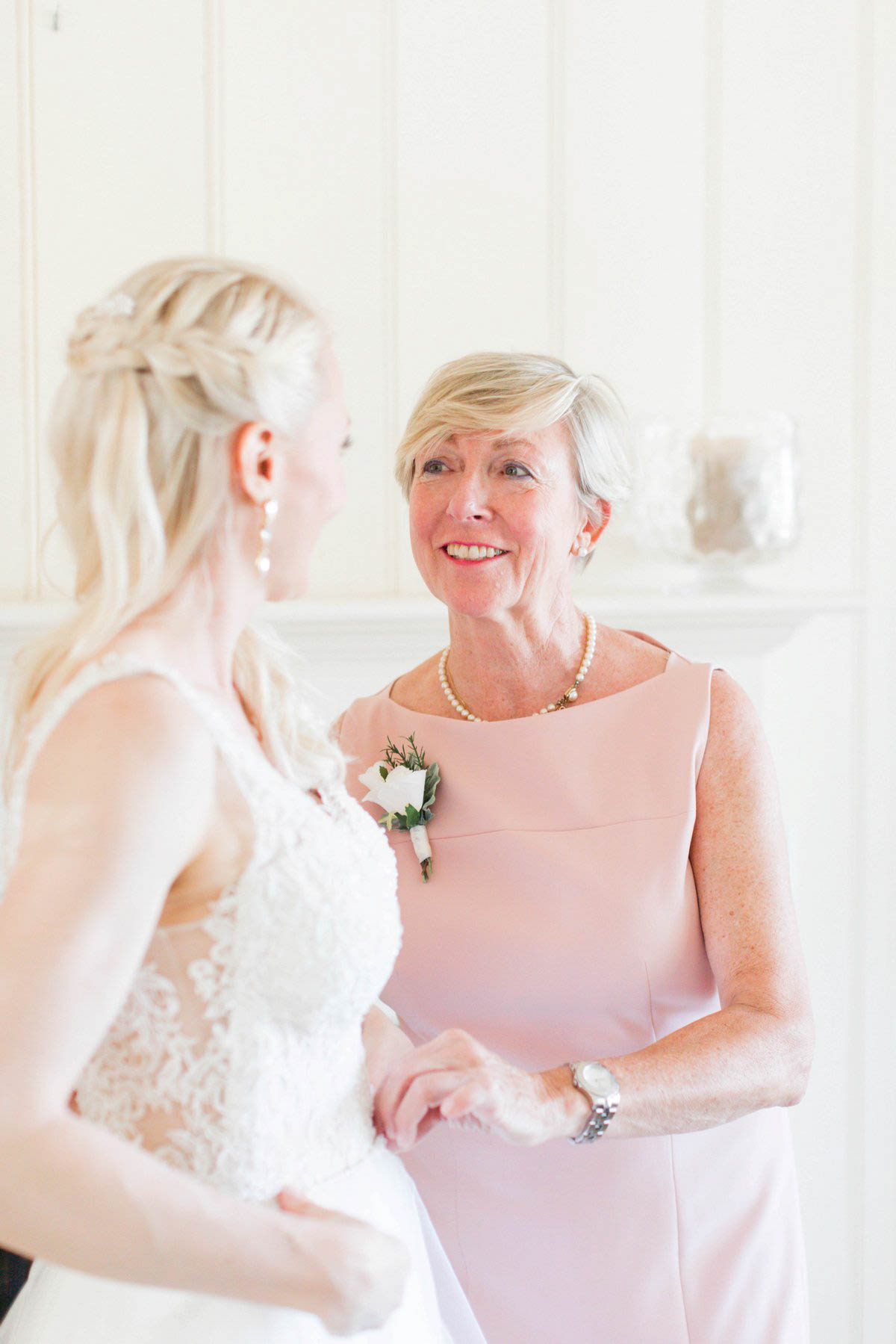 bride and mom get ready